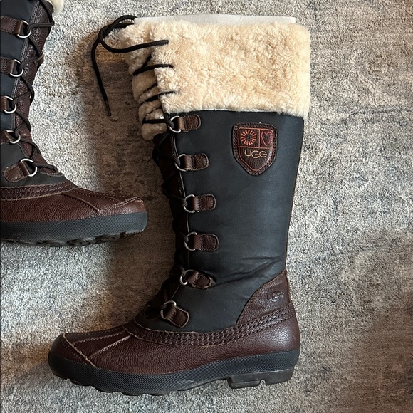 Ugg Edmonton 3223 Boots Size 9 - Picture 3 of 14